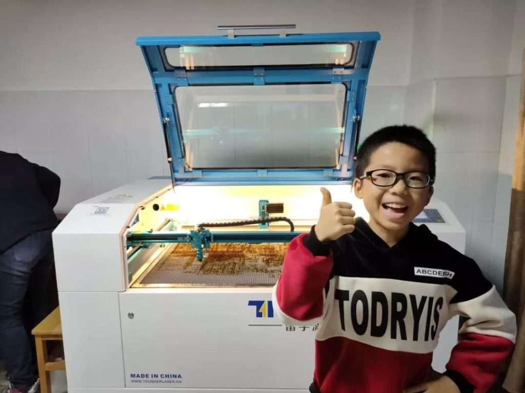 學習激光切割機的操作,小朋友表示,雷大宇非常可!