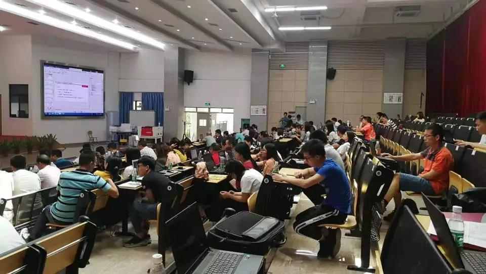 來自雷宇科教的謝寶老師帶著激光切割機“雷小宇”來到順德翁佑中學，為學員們帶來一堂專業激光知識培訓課程，場上座無虛席。