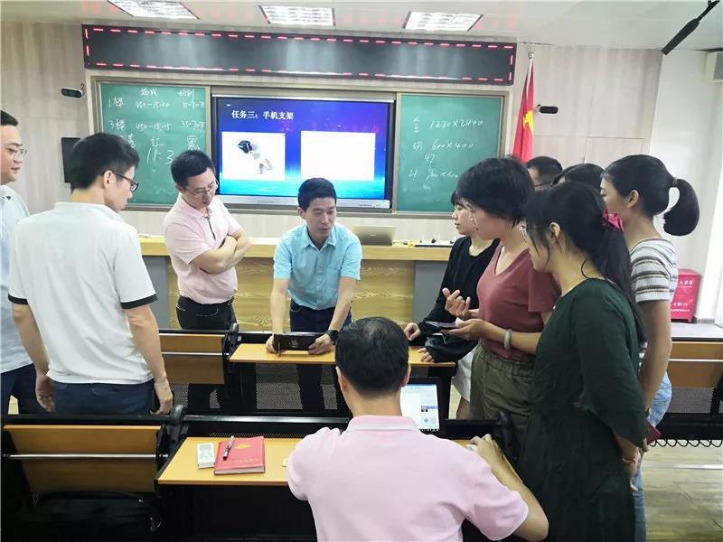 現(xiàn)場營造出熱火朝天的學習、創(chuàng)造氛圍。