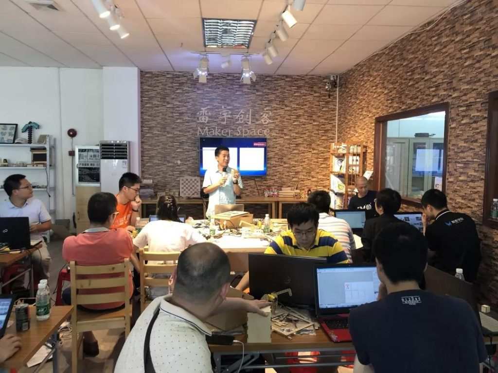 高偉光老師為大家簡單地介紹了激光切割機(jī)的操作和雷宇自主研發(fā)的LaserMaker激光切割軟件的使用方法