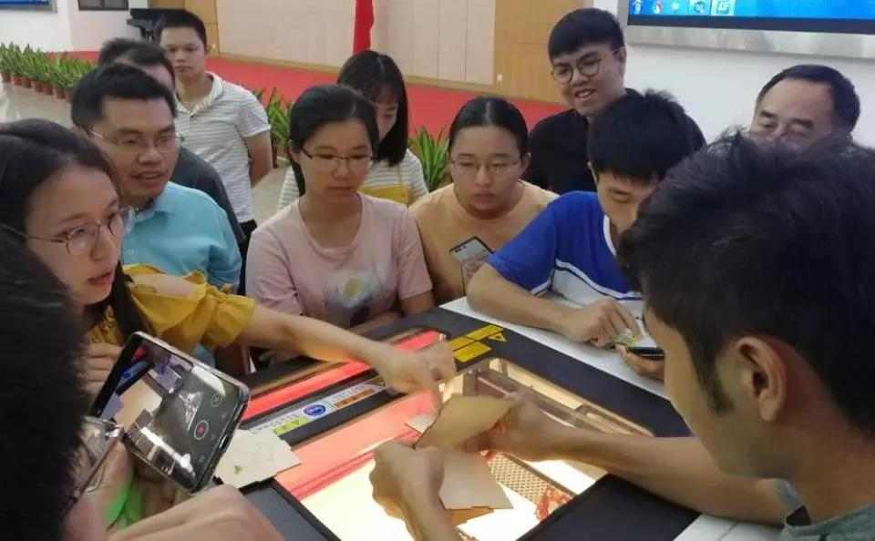 理論課結束之后，就是對理論進行應用。謝老師帶著培訓班學員們進行機器實踐操作，體現造物的樂趣