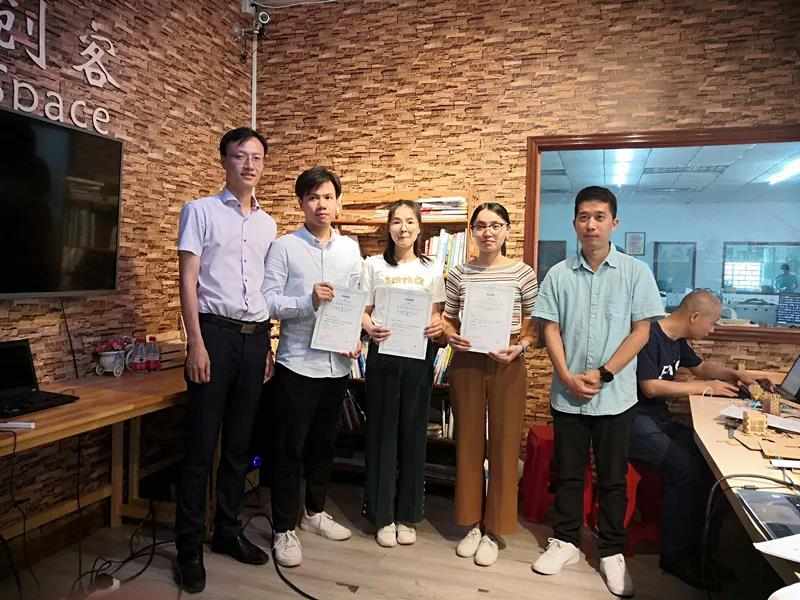 陳老師與學(xué)員們合照