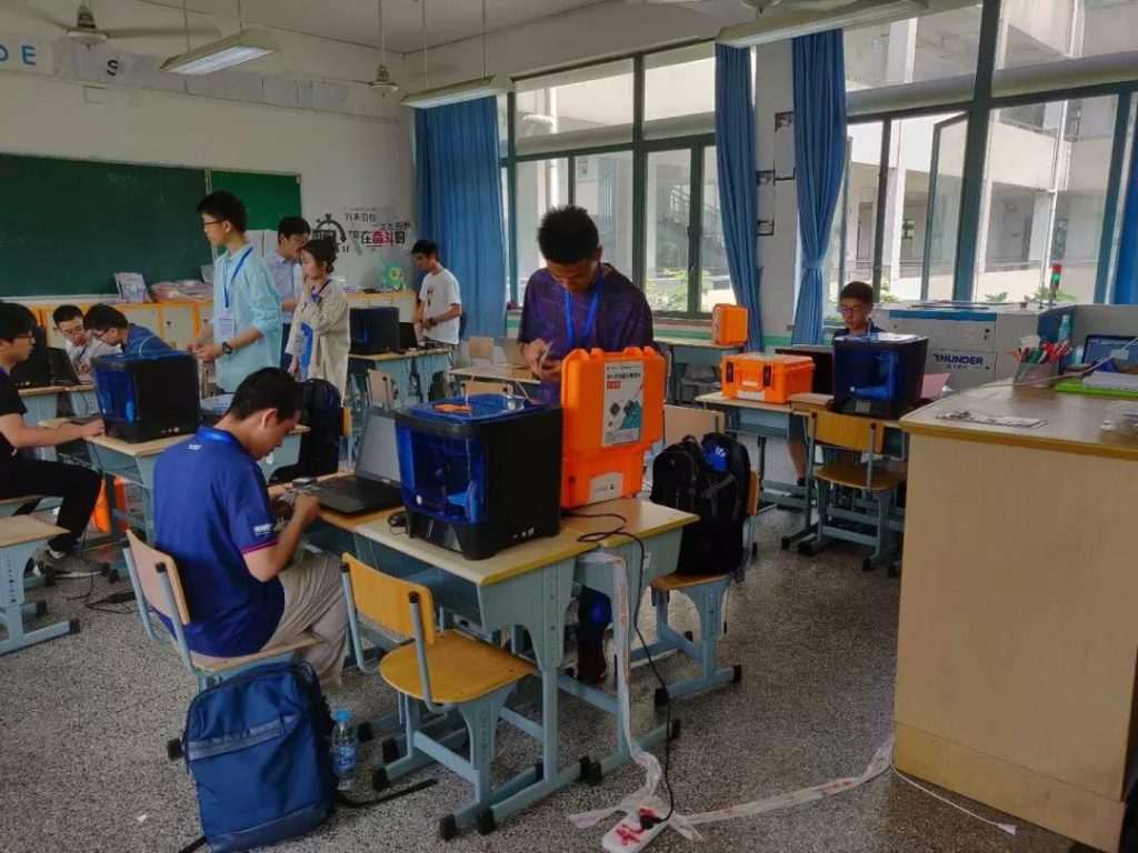 比賽在緊張的氣氛中有條不紊的進行著,許多選手都是兩耳不聞周圍事,一心埋頭搞創(chuàng)造。