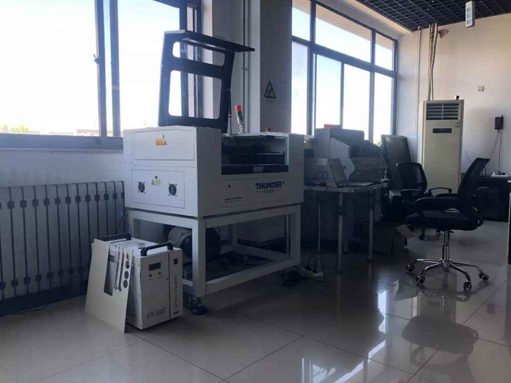 雷宇科教的張超鵬老師此行帶來激光創客教育普惠型激光切割機“樂造匠”