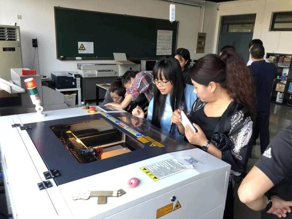 向培訓班的各個學員介紹了激光切割機的原理和操作、激光切割軟件的設計方法和操作。