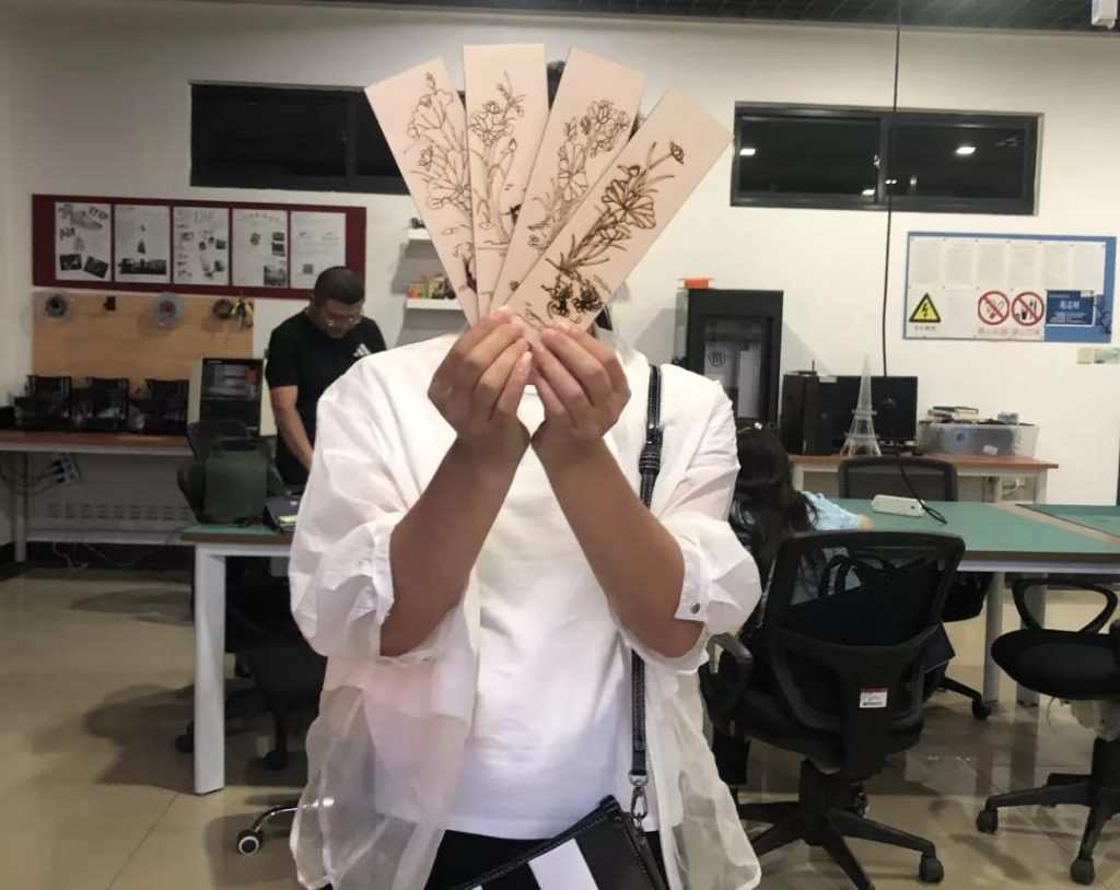 培訓班的學員們展開激光創客類、STEAM類綜合實踐課程教學和實踐。