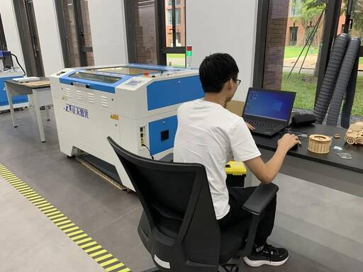 雷宇集團提供的數字化加工工具無疑能為“想出來”的實物錦上提花,更是幫助學生“做出來”實物的利器。