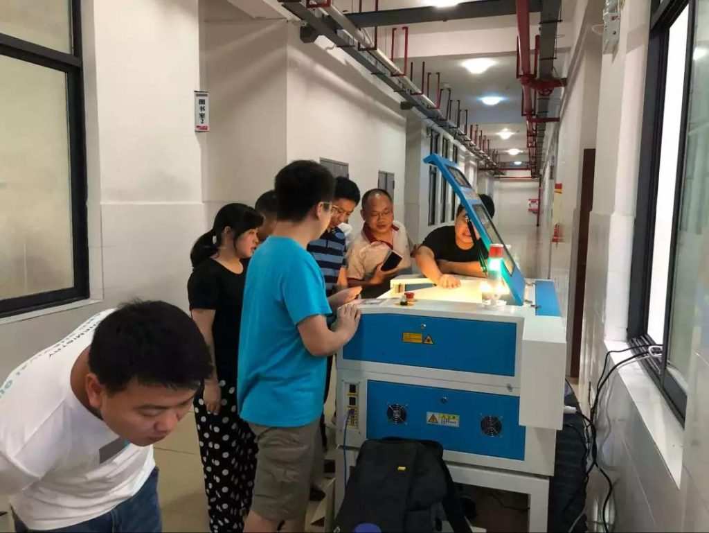 演示激光切割機的操作