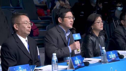 評委認真觀看選手作品