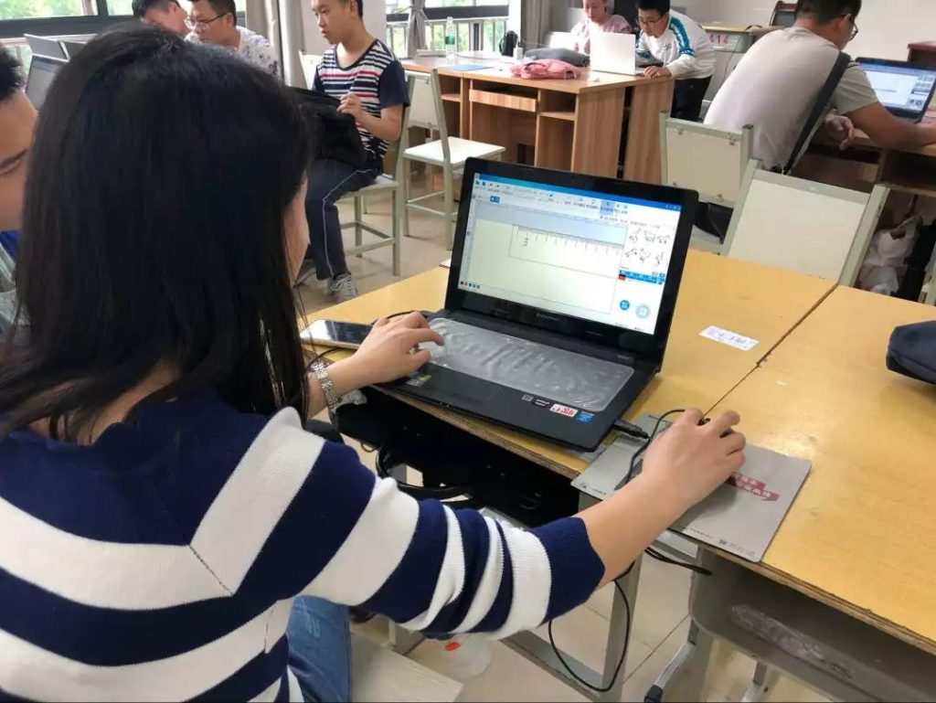 邊教邊學的方式讓學員快速上手設計