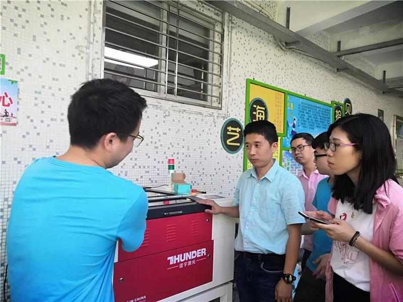 雷宇激光的創(chuàng)客老師們在一旁教學，及時解決學員們的疑惑。