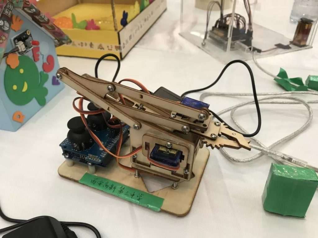 在他們的作品中，我們也能發現激光切割無處不在的身影。