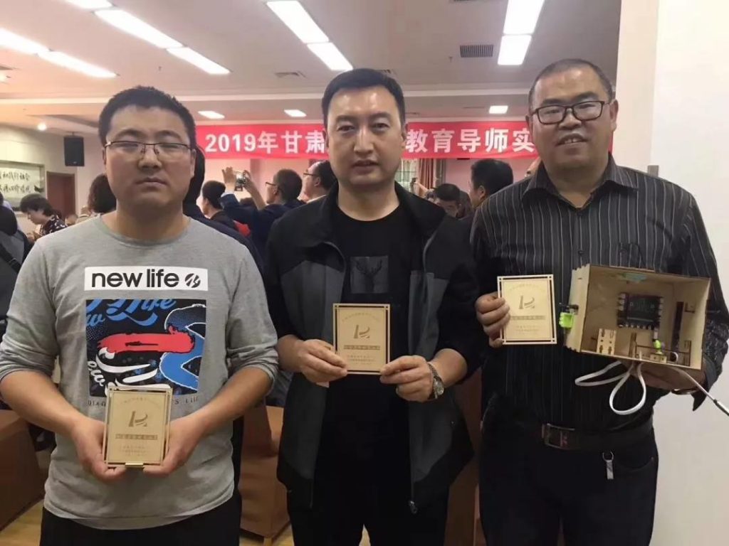 學員們展示自己的創客作品