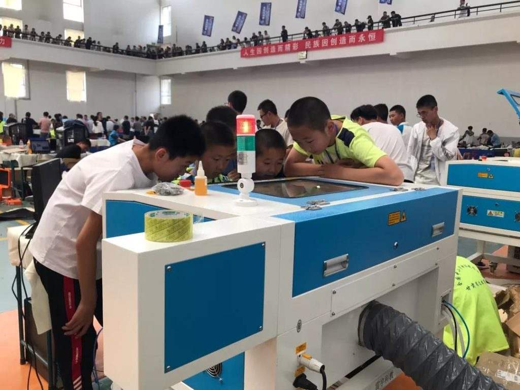 雷小宇擁有精確高效的特性,深受小創(chuàng)客們喜愛,只需要等待短短幾分鐘,小選手們就能拿到與自己設(shè)計的分毫不差的結(jié)構(gòu)件,組裝,將自己的創(chuàng)意變?yōu)楝F(xiàn)實。