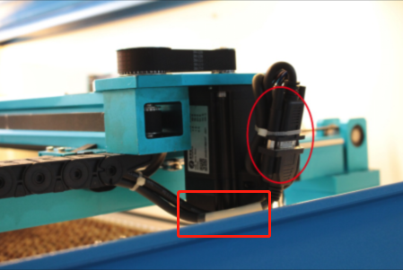  紅圈：X軸電機的接口（位于機器右上側(cè)門） 
