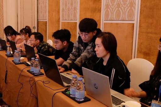 激光切割機器和LaserMaker建模軟件的培訓在第二天展開