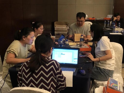 學員老師打開LaserMaker嘗試自己進行繪制