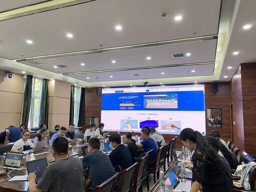 雷宇團(tuán)隊(duì)的劉蘇玲講師為學(xué)員老師們授課。