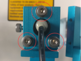 使用紅點指針安裝座上的三顆調整螺絲按下圖所示將紅點移動到標記點