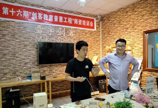 展示開源機器人競賽的樣車和人形開源機器人