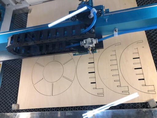 雷宇激光切割機工作中