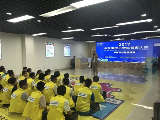 此次馬拉松現場混編組隊，通過興趣測試分析個人性格及所長，組成3人/隊