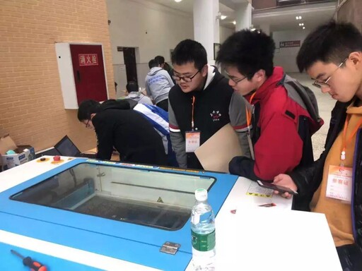 參賽學生要在規定時間內使用組委會提供的器材，通過電腦編程、硬件搭建、造型設計等創作智能實物作品。