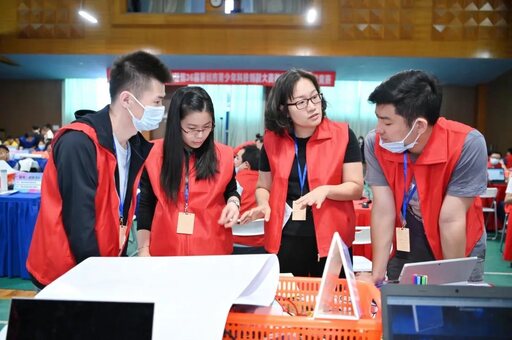 參賽老師認真探討中