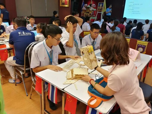 選手們紛紛圍繞主題苦思冥想,與三兩個小伙伴一起探討爭論,確定了方向后便開始按照分工動手制作自己的作品。