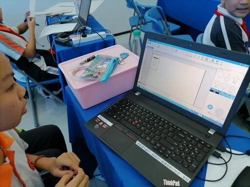 比賽現場，創客們認真構圖