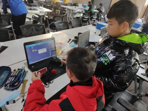 小創客互相協助