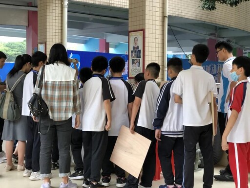 排隊使用激光切割機切割出剛剛在LaserMaker建模軟件里設計出的結構件