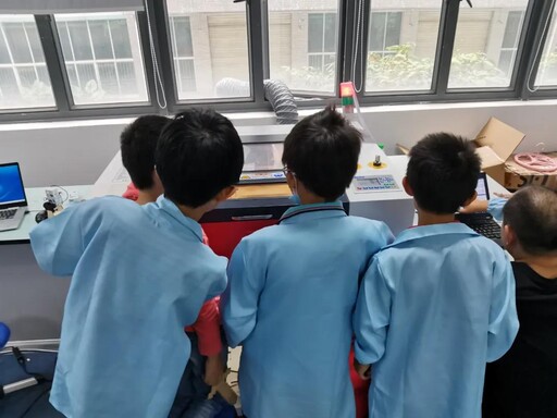 在雷宇的老師們簡單的指導下，小朋友們很快掌握了正確的設計與操作方法。