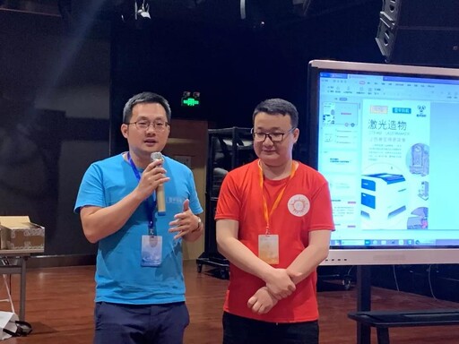 為現場老師們介紹激光切割普惠課程