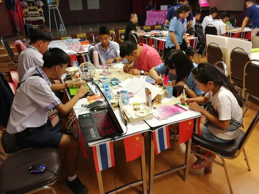 看著選手們成竹在胸、埋頭苦干的狀態(tài),相信他們一定能在規(guī)定時間內(nèi)交出令自己、評委都滿意的成品。