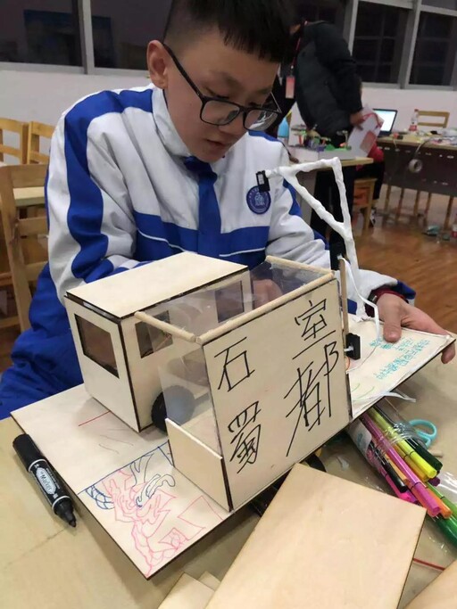 同學們聚焦現代交通，暢想未來，將自己的想象力通過一雙巧手和數字化制造工具化