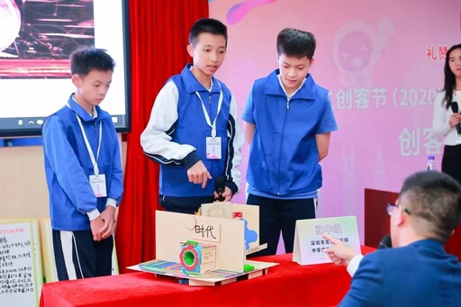 評學生作品，贊許其創意和想法，也為選手們的作品不足之處提出了改進意見。