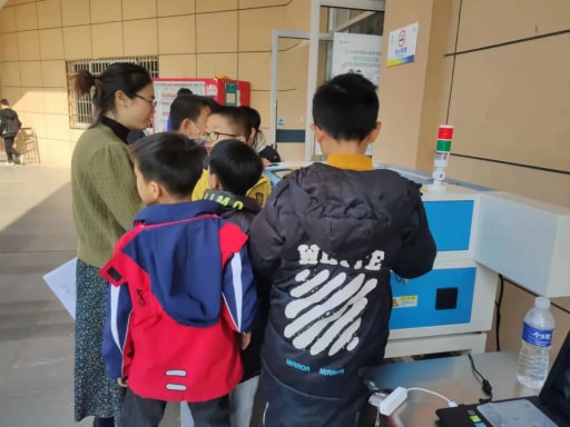 創客圍住激光切割機期待自己的結構件