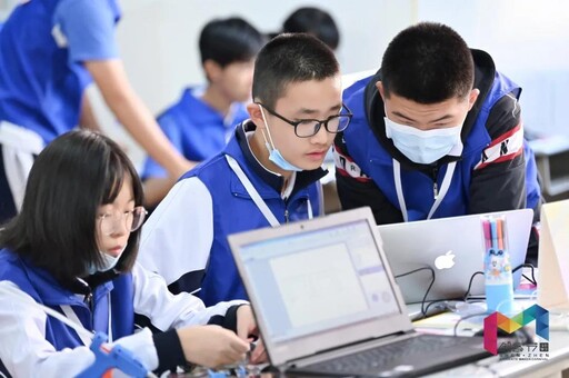 熱火朝天地討論