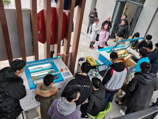 參賽學生在規定時間內使用組委會提供的器材，通過電腦編程、硬件搭建、造型設計等創作智能實物作品。