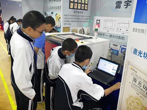 學生使用LaserMaker建模軟件設計屬于自己的生肖名牌