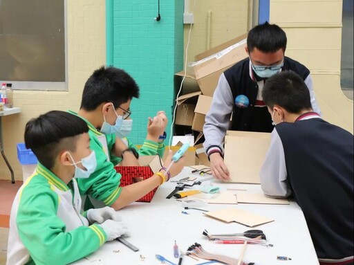 熱熱鬧鬧的造物現場