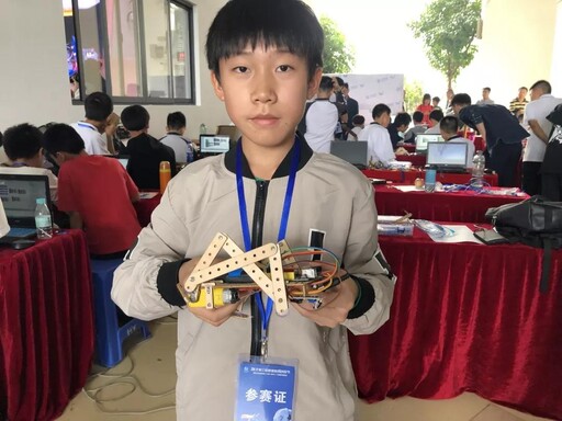 小創客們信心滿滿的展示自己的作品