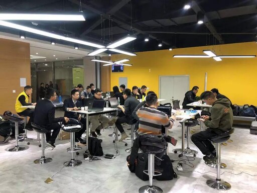 參賽隊員開始展示作品并進行答辯