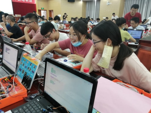 創客教師認真學習中