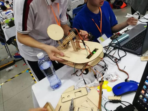 團(tuán)結(jié)協(xié)作，分秒必爭