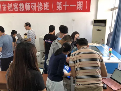 學員老師們,快速上手學會了操作軟件和激光切割機。