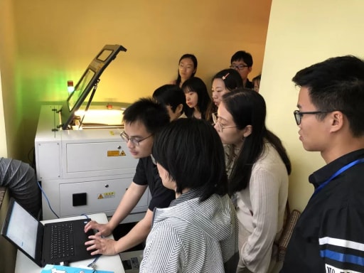 學員們認真地學習理論知識,并上手實操