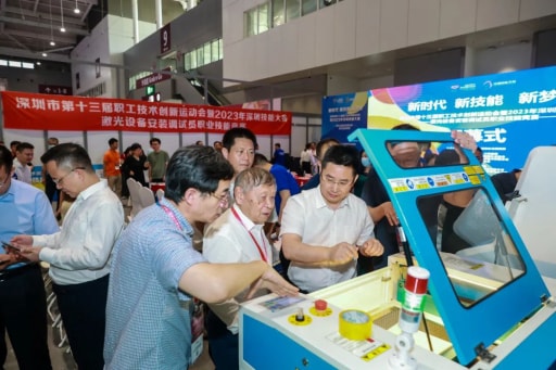 中國工程院院士｜范滇元參觀比賽專用機